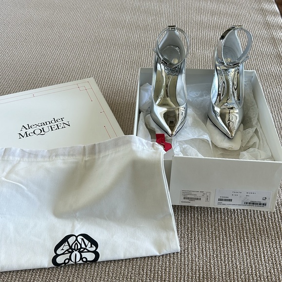 Alexander McQueen Pumps feature a wide ankle strap and buckle closure. - Picture 4 of 4